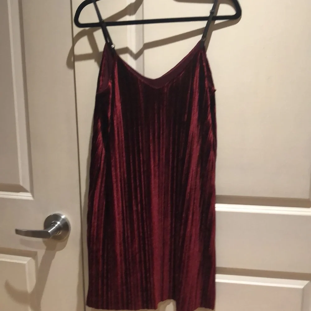 🇺🇸 Tart Burgundy Velvet Dress - Small - Picture 7 of 12